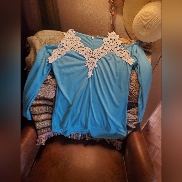 XL Unbranded Teal Lace Cold Shoulder Top - Picture 2 of 3